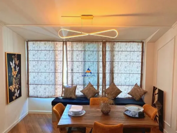 Tirane, jepet me qera apartament 1+1+Ballkon Kati 3, 82 m² 600 € (FRESKU)