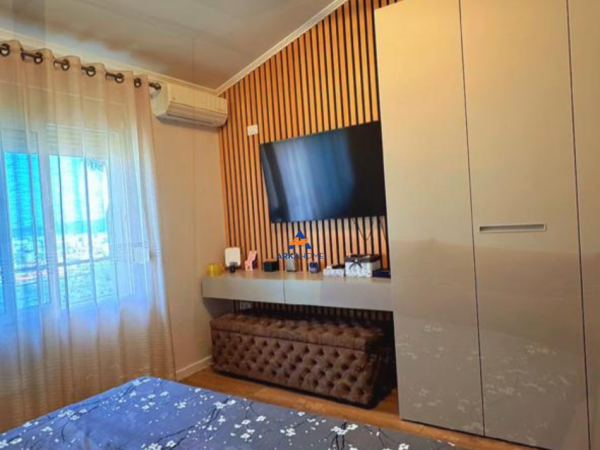 Tirane, jepet me qera apartament 1+1+Ballkon Kati 3, 82 m² 600 € (FRESKU)