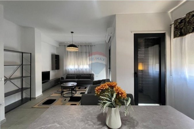 Tirane, jepet me qera apartament 2+1+Ballkon Kati 2, 100 m² 600 € (Oasis)