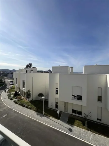 Tirane, jepet me qera ambjent biznesi Kati 0, 200 m² 1.400 € (FARKE)