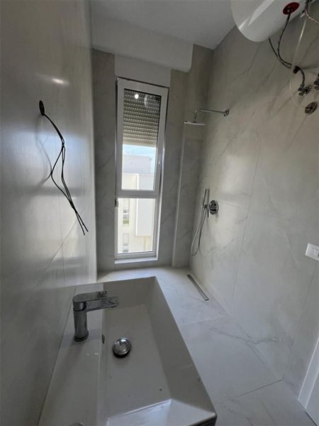 Tirane, jepet me qera ambjent biznesi Kati 0, 200 m² 1.400 € (FARKE)