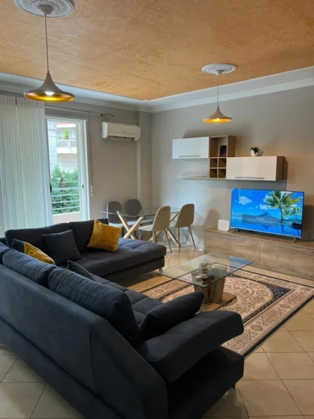 Tirane, jepet me qera apartament 1+1 Kati 2, 600 € (Rruga Peti,Rezidenca Ferrari)