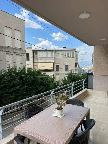 Tirane, jepet me qera apartament 1+1 Kati 2, 600 € (Rruga Peti,Rezidenca Ferrari)