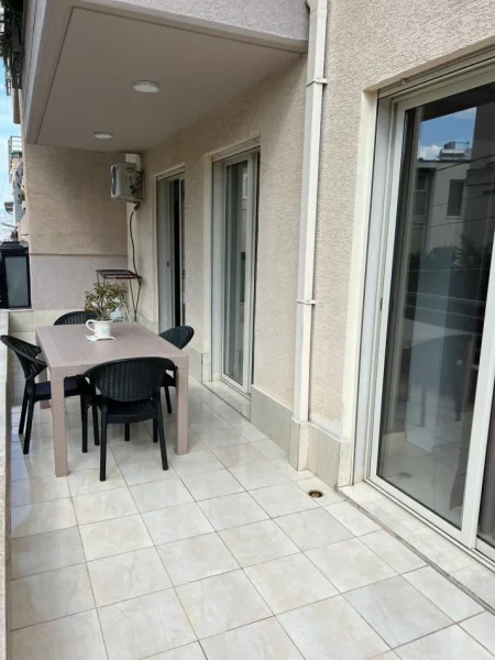 Tirane, jepet me qera apartament 1+1 Kati 2, 600 € (Rruga Peti,Rezidenca Ferrari)