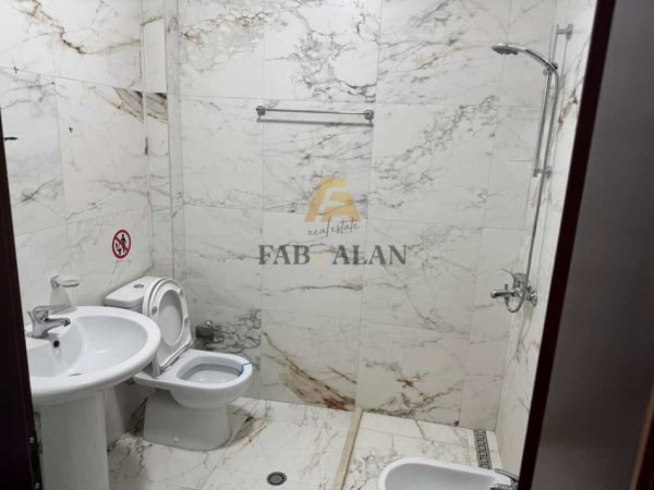 Tirane, jepet me qera ambjent biznesi Kati 4, 178 m² 1.700 € (Sheshi Willson)