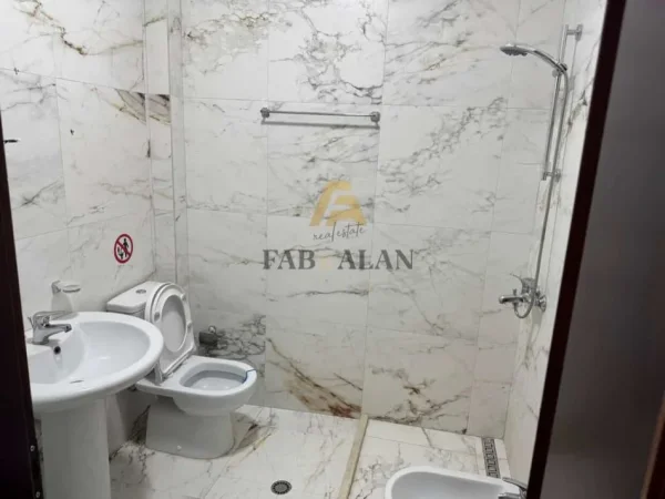 Tirane, jepet me qera ambjent biznesi Kati 4, 178 m² 1.700 € (Sheshi Willson)