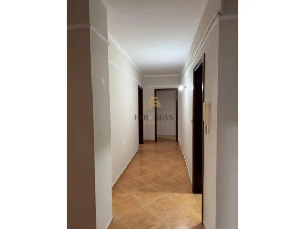 Tirane, jepet me qera ambjent biznesi Kati 4, 178 m² 1.700 € (Sheshi Willson)
