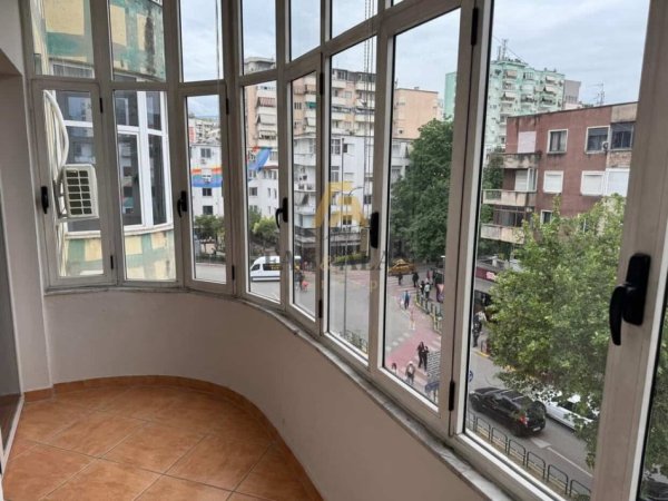 Tirane, jepet me qera ambjent biznesi Kati 4, 178 m² 1.700 € (Sheshi Willson)