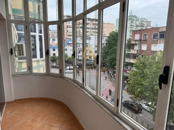 Tirane, jepet me qera ambjent biznesi Kati 4, 178 m² 1.700 € (Sheshi Willson)