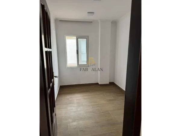 Tirane, jepet me qera ambjent biznesi Kati 4, 178 m² 1.700 € (Sheshi Willson)