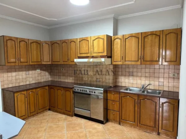 Tirane, jepet me qera ambjent biznesi Kati 4, 178 m² 1.700 € (Sheshi Willson)