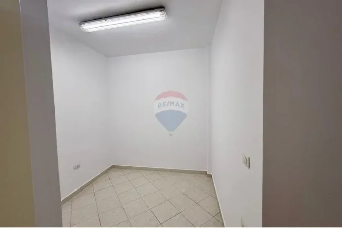Tirane, jepet me qera zyre Kati 1, 70 m² 600 € (Rruga Sami Frashëri, Tiranë)