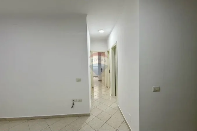 Tirane, jepet me qera zyre Kati 1, 70 m² 600 € (Rruga Sami Frashëri, Tiranë)