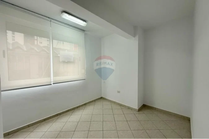 Tirane, jepet me qera zyre Kati 1, 70 m² 600 € (Rruga Sami Frashëri, Tiranë)