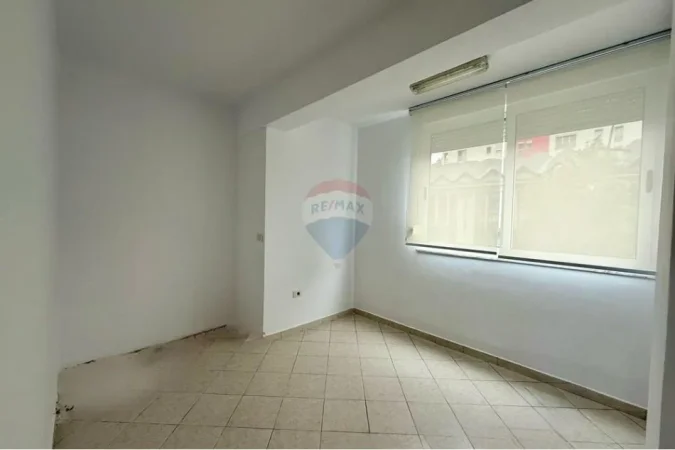 Tirane, jepet me qera zyre Kati 1, 70 m² 600 € (Rruga Sami Frashëri, Tiranë)