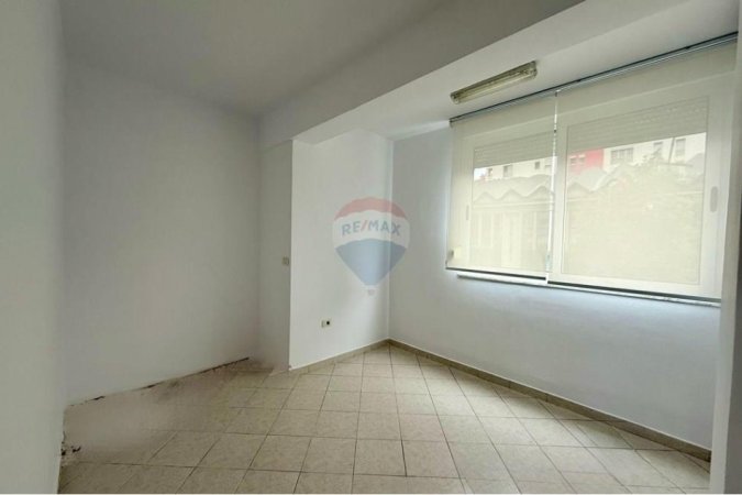 Tirane, jepet me qera zyre Kati 1, 70 m² 600 € (Rruga Sami Frashëri, Tiranë)