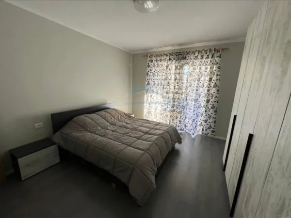 Tirane, jepet me qera apartament 1+1 Kati 1, 75 m² 500 € (Rruga 5 maji)