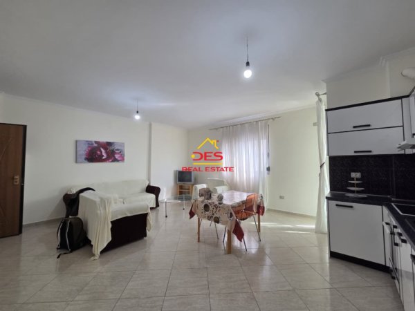 Vlore, jepet me qera apartament 1+1+Ballkon Kati 5, 120 m² 400 € (Rruga Mis Durhan)