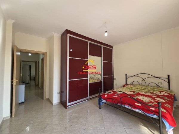 Vlore, jepet me qera apartament 1+1+Ballkon Kati 5, 120 m² 400 € (Rruga Mis Durhan)