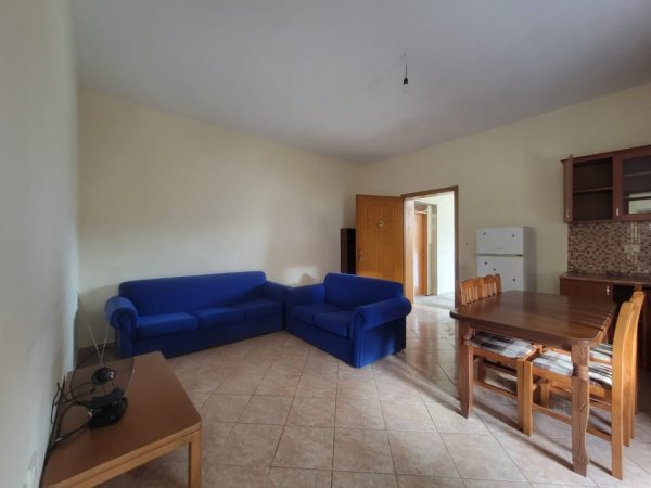 Tirane, jepet me qera apartament 1+1+Ballkon Kati 3, 81 m² 450 € (Vilat Gjermane)