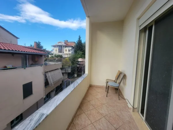 Tirane, jepet me qera apartament 1+1+Ballkon Kati 3, 81 m² 450 € (Vilat Gjermane)