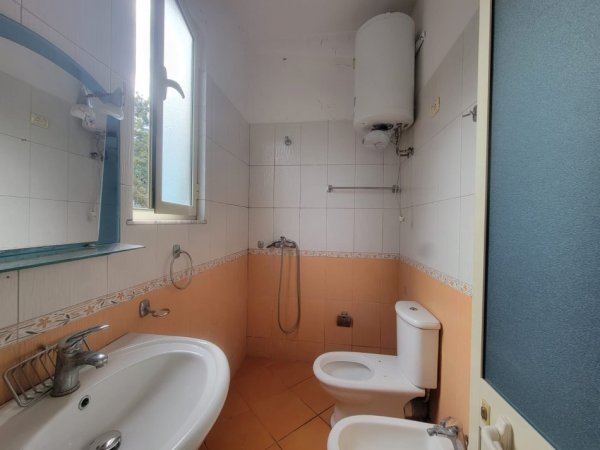 Tirane, jepet me qera apartament 1+1+Ballkon Kati 3, 81 m² 450 € (Vilat Gjermane)