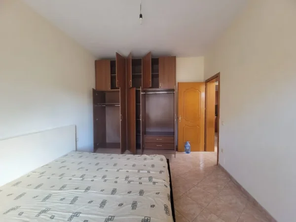 Tirane, jepet me qera apartament 1+1+Ballkon Kati 3, 81 m² 450 € (Vilat Gjermane)