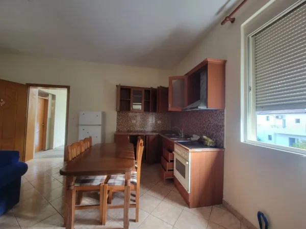 Tirane, jepet me qera apartament 1+1+Ballkon Kati 3, 81 m² 450 € (Vilat Gjermane)