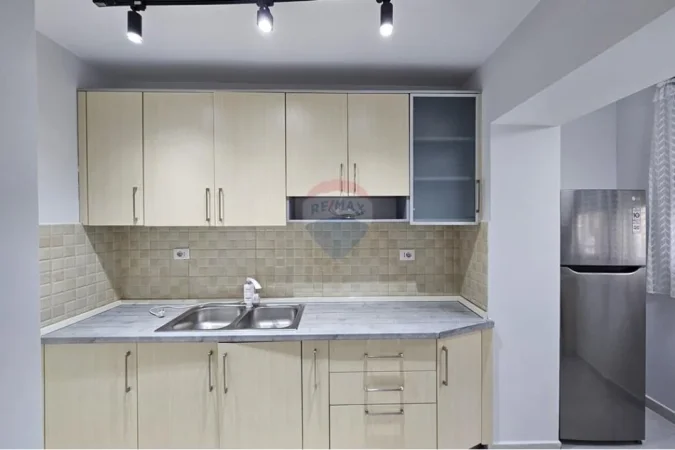Tirane, jepet me qera apartament 1+1 , 65 m² 550 € (Shkolla e Baletit)