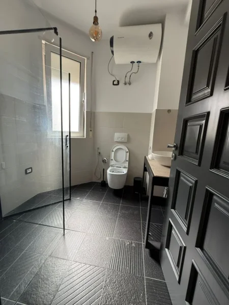 Tirane, jepet me qera ambjent biznesi , 111 m² 1.000 € (KOMUNA E PARISIT RRUGA PROKOP MIMA)