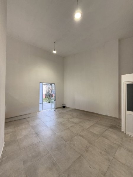 Tirane, jepet me qera ambjent biznesi Kati 0, 55 m² 600 € (Prane Rr se Barrikadave dhe Bulevardit Zogu i Pare)