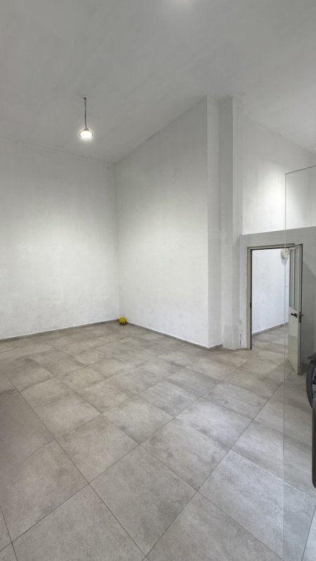 Tirane, jepet me qera ambjent biznesi Kati 0, 55 m² 600 € (Prane Rr se Barrikadave dhe Bulevardit Zogu i Pare)