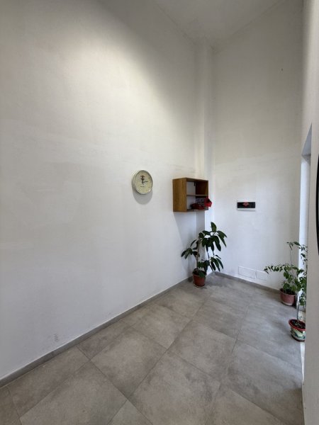Tirane, jepet me qera ambjent biznesi Kati 0, 55 m² 600 € (Prane Rr se Barrikadave dhe Bulevardit Zogu i Pare)