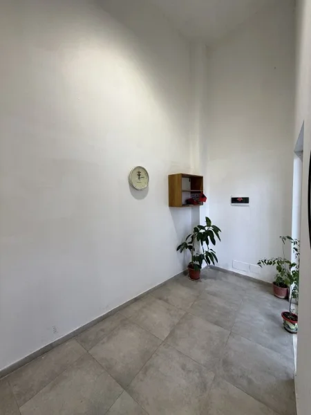 Tirane, jepet me qera ambjent biznesi Kati 0, 55 m² 600 € (Prane Rr se Barrikadave dhe Bulevardit Zogu i Pare)