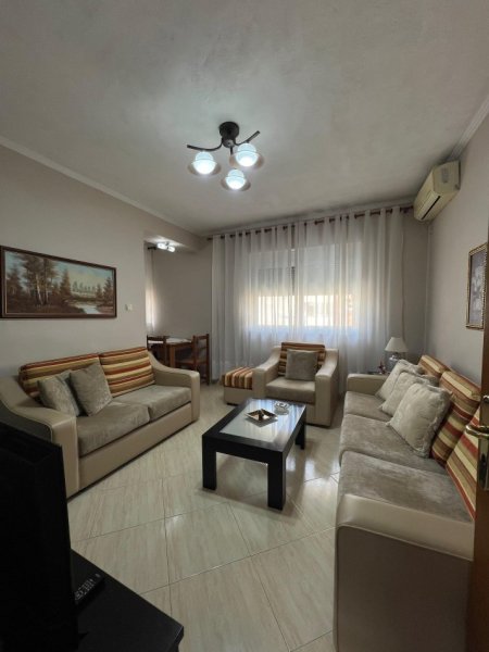 Tirane, jepet me qera apartament 2+1+Aneks+Ballkon Kati 5, 100 m² 800 € 