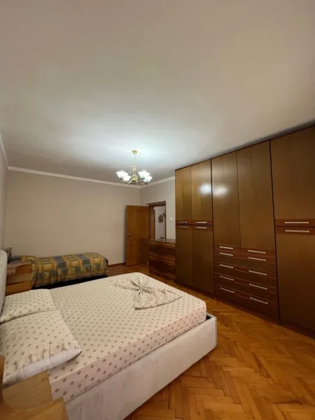 Tirane, jepet me qera apartament 2+1+Aneks+Ballkon Kati 5, 100 m² 700 €