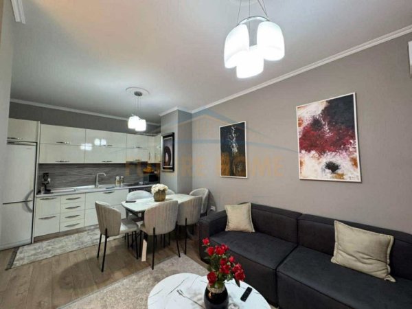 Tirane, jepet me qera apartament 1+1+Ballkon Kati 6, 64 m² 550 € (KOMPLEKSI MOLLA)