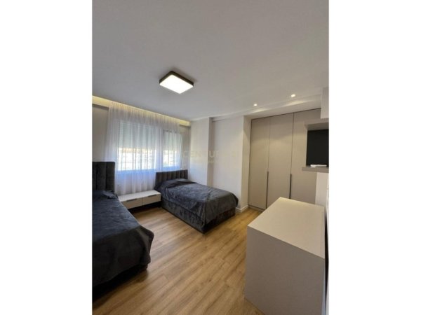 Tirane, jepet me qera apartament 1+1 Kati 6, 111 m² 950 € (Tregu Elektrik)