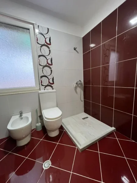 Tirane, jepet me qera apartament 1+1 Kati 8, 70 m² 500 € 