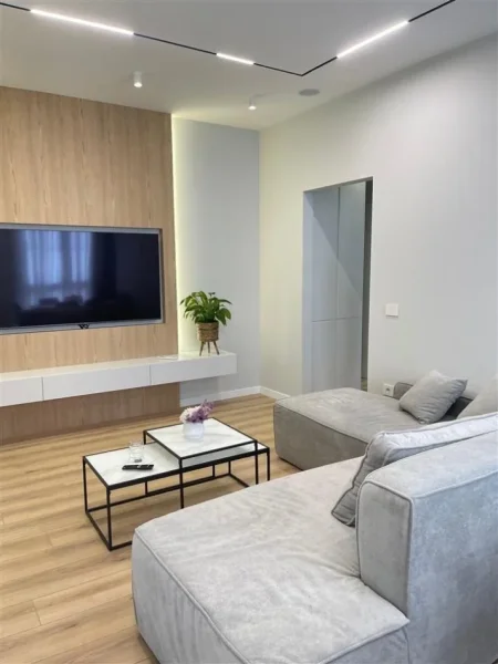 Tirane, jepet me qera apartament 1+1 Kati 3, 77 m² 1.400 € (liqeni i thate)