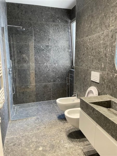 Tirane, jepet me qera apartament 1+1 Kati 3, 77 m² 1.400 € (liqeni i thate)