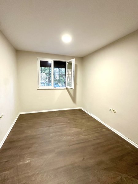 Tirane, jepet me qera ambjent biznesi Kati 1, 80 m² 470 € (Fusha Aviacionit)