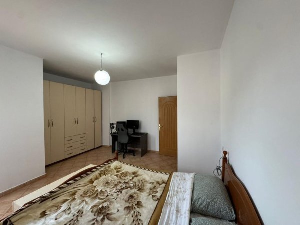 Tirane, jepet me qera Vile 1+1 Kati 1, 67 m² (Fundi Rruges Burgut, Stacioni Trenit)