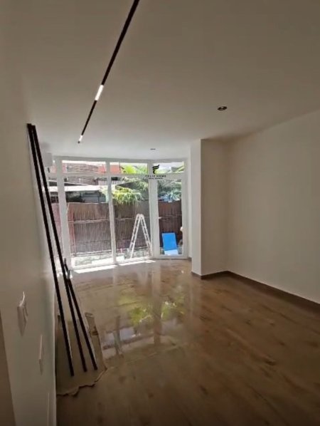 Tirane, jepet me qera zyre Kati 1, 50 m² 500 € (RRUGA BARDHYL)