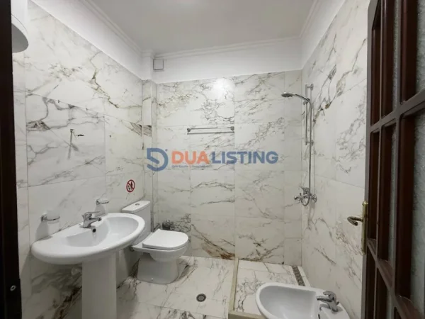 Tirane, jap me qera zyre Kati 4, 178 m² 1.700 € (Sheshi willson)