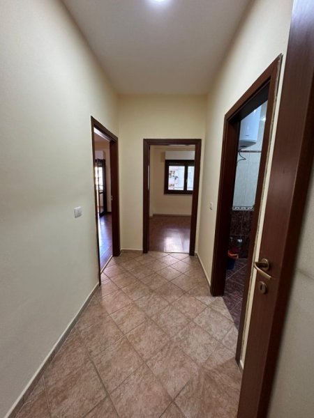 Tirane, jap me qera ambjent biznesi Kati 4, 118 m² 750 € (Komuna e Parisit)