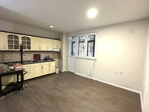 Tirane, jepet me qera apartament 2+1+Aneks+Ballkon Kati 1, 80 m² 450 € (Fusha e aviacionit)