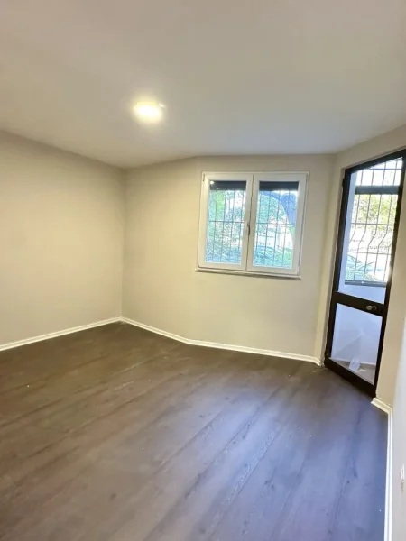Tirane, jepet me qera apartament 2+1+Aneks+Ballkon Kati 1, 80 m² 450 € (Fusha e aviacionit)