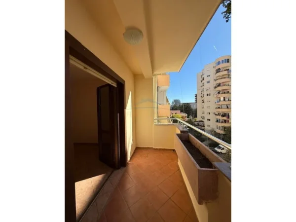 Qera , Ambient zyrash, Komuna e Parisit, Tirane! 750 €