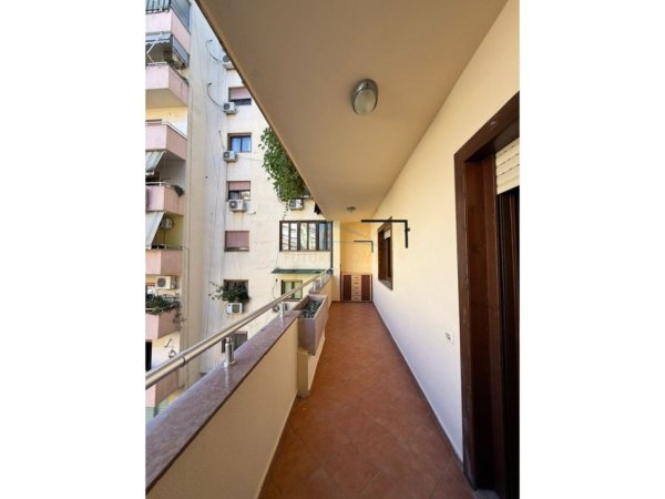 Qera , Ambient zyrash, Komuna e Parisit, Tirane! 750 €